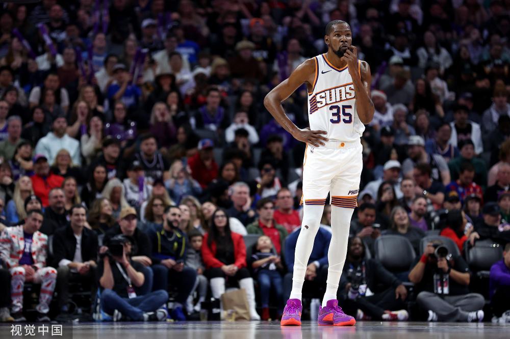 他的年龄仍 他的年龄仍