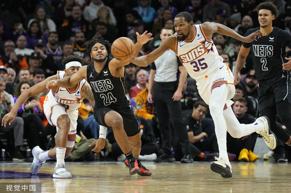 真北欧神锋！霍伊伦接长传生扛后卫，奔袭半场一条龙低射偏出.