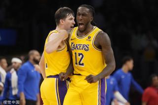 徐一璠／杨钊煊组合逆转晋级澳网女双第二轮央视体育.